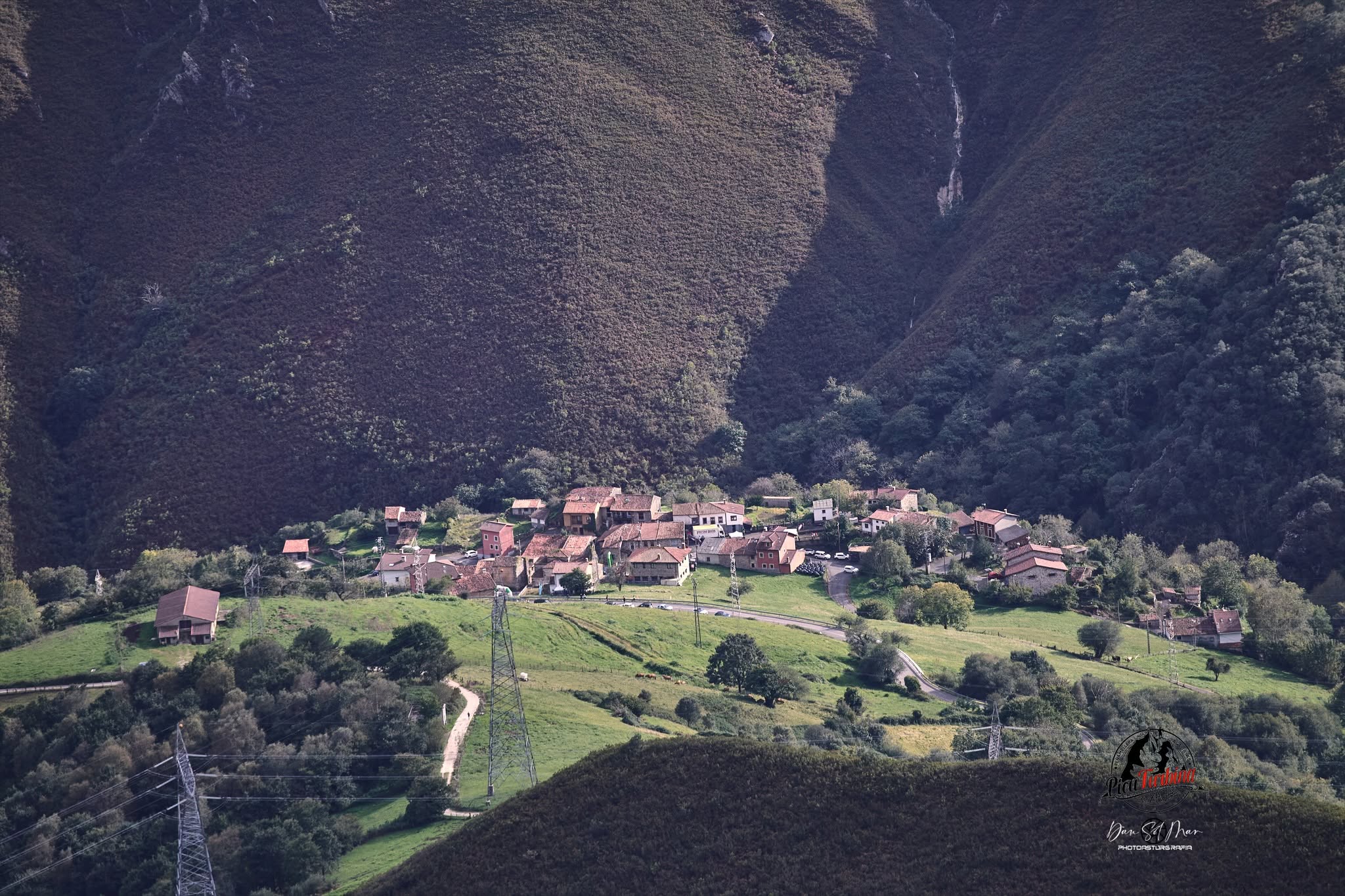 Vista del pueblo de Rozagás en la Sierra del Cuera